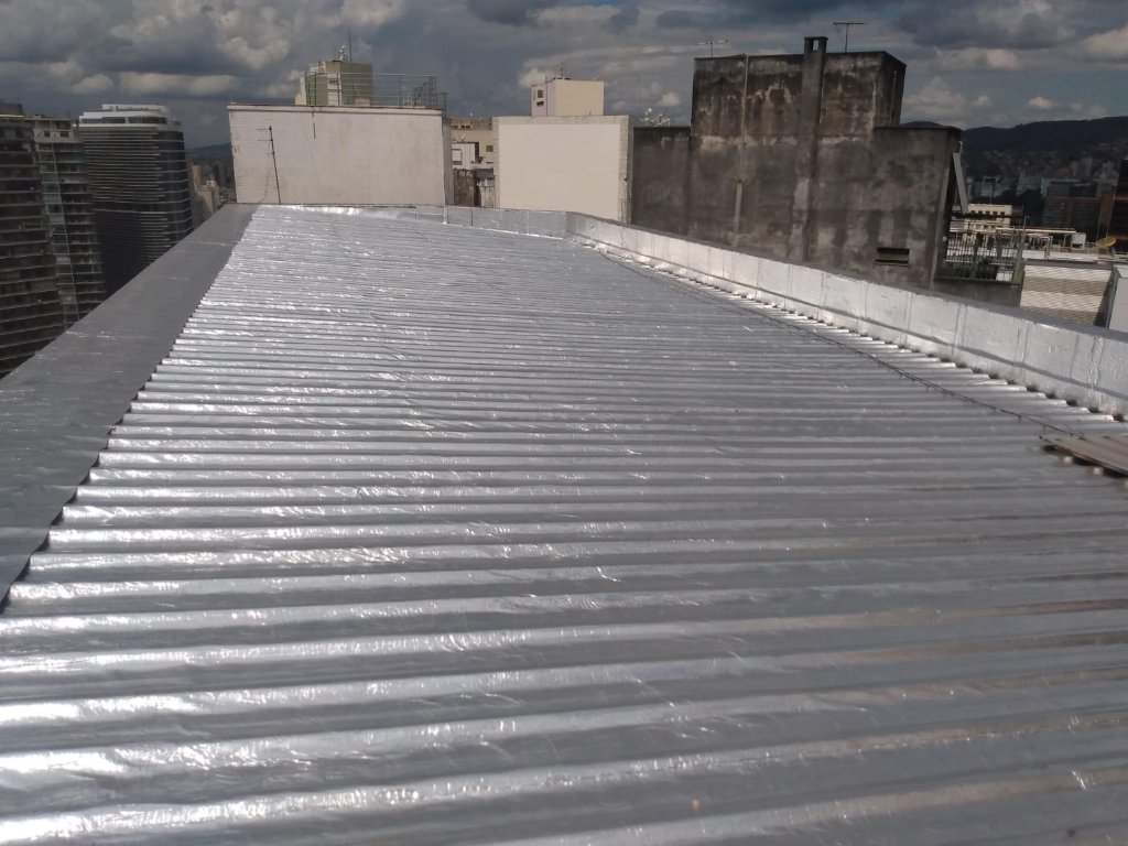 Impermeabilização de Telhado de Zinco com 350m² de Manta Asfáltica Aluminizada